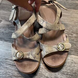 Dansko Beige Snakeskin Strappy Sandals woman’s 39 (j87)